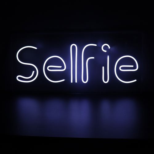 letreiro-em-neon-de-led-selfie-branco